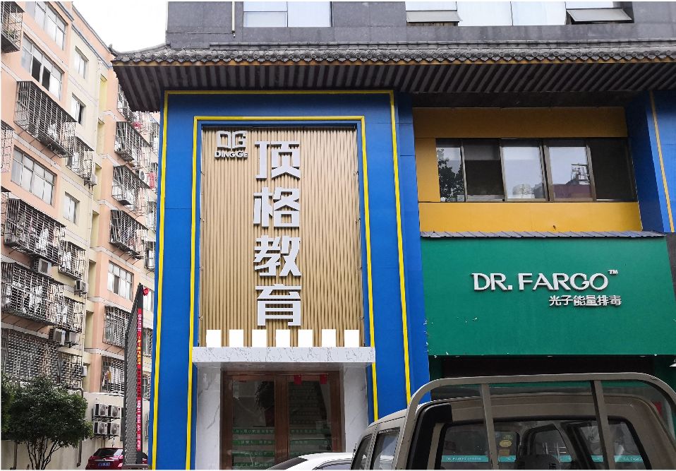 汉源门头设计要符合门店特色。